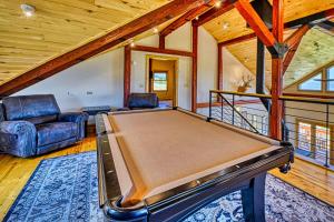 Cette grande chambre comprend un lit et un canapé. dans l'établissement Jackalope Lodge, à Livingston