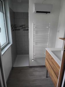 Bilik mandi di Le Lavedan Normand +5 gambar