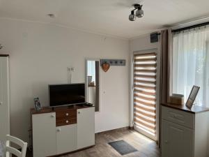 Televízia a/alebo spoločenská miestnosť v ubytovaní JAndi apartman