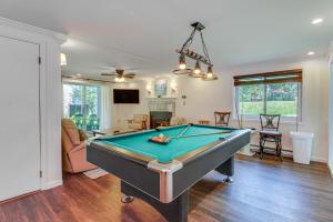 Biliár nebo kulečník v ubytování Spacious Family Retreat Pocono Home with Deck