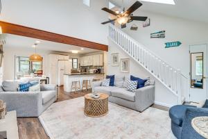 Posezení v ubytování Spacious Family Retreat Pocono Home with Deck