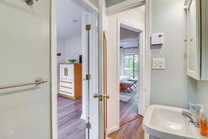 Koupelna v ubytování Spacious Family Retreat Pocono Home with Deck + 36 fotografií