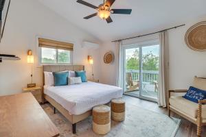 Postel nebo postele na pokoji v ubytování Spacious Family Retreat Pocono Home with Deck