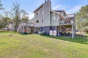 Zahrada ubytování Spacious Family Retreat Pocono Home with Deck