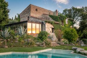 an external view of a house with a swimming pool at Agriturismo Fontenuova in Saturnia