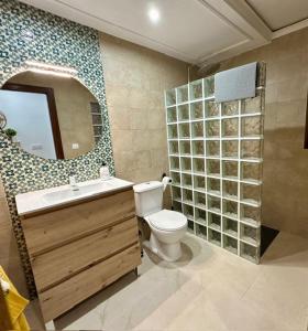 Ένα μπάνιο στο Bonito y acogedor apartamento en Tíjola