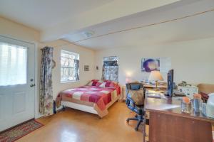 Ένα ή περισσότερα κρεβάτια σε δωμάτιο στο Cozy Rogers Studio Apt with Lake Access and Fire Pit!