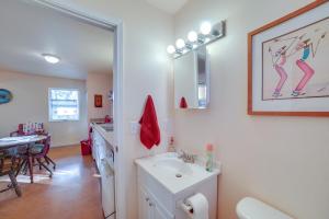 Φωτογραφία από το άλμπουμ του Cozy Rogers Studio Apt with Lake Access and Fire Pit! σε Rogers