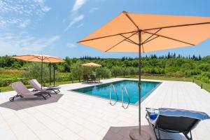 Bazén v ubytování Green & Blue Five Bedroom Villa with Private Pool and Complete Privacy nebo v jeho okolí + 52 fotografií