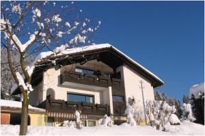 ReisachにあるGästehaus Monikaの雪に覆われた建物