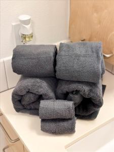 ein Stapel Handtücher auf einer Ablage im Badezimmer in der Unterkunft Cozy 1BR apt in Hollywood w Pool, Gym and Parking in Los Angeles + 11 Fotos