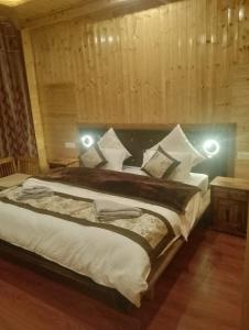 Postel nebo postele na pokoji v ubytování Nubra House