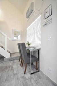 Rúm í herbergi á Fashionable loft APT UNIT # 5