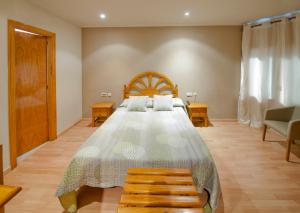 A bed or beds in a room at Hotel Jardí Apartaments
