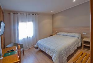 A bed or beds in a room at Hotel Jardí Apartaments