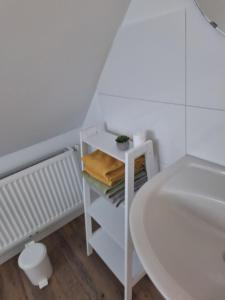 Fleute في إمدن: حمام مع حوض استحمام أبيض ومغسلة +17 صورة