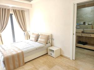 En eller flere senge i et værelse på Luxury Mamaia Nord