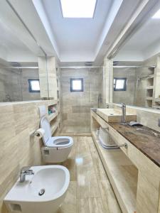 Et badeværelse på Luxury Mamaia Nord + 14 billeder