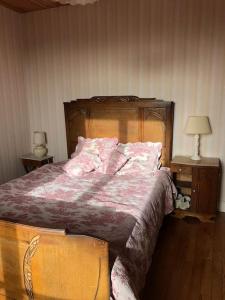 ein Schlafzimmer mit einem Bett und zwei Tischen mit Lampen in der Unterkunft MAISON DE FAMILLE ENTRE MER ET CAMPAGNE à 5 MN DE LA PLAGE in Blainville-sur-Mer