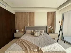 Higuera BlancaにあるDepartamento Sol y Mar Punta Mita, Beach Frontの部屋の中に大きなベッドがある寝室 +41枚の写真