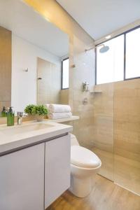 Ένα μπάνιο στο The place you need in Poblado-Medellin 1103