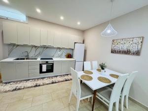 Kuchyň nebo kuchyňský kout v ubytování Edi Apartament Center