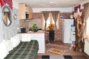 een kamer met een keuken en een woonkamer bij YNA House in Boekarest