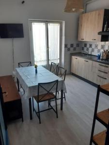 Η κουζίνα ή μικρή κουζίνα στο a tre passi dal mare