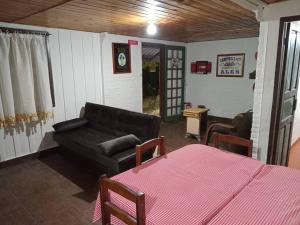 una sala de estar con un sofá y una mesa en Casa Violeta, en Campos do Jordão 3 fotos más