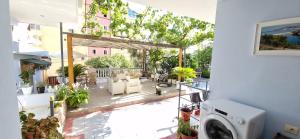 un balcone con lavatrice e asciugatrice in una casa di Sala apartment's a Sarandë