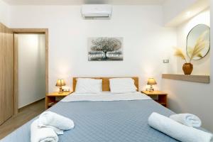 Postel nebo postele na pokoji v ubytování Reborn Luxury Apartments