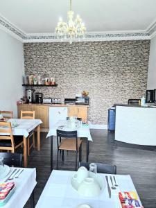 Příslušenství pro přípravu čaje a kávy v ubytování Dalry Guesthouse