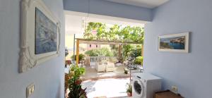 Camera con vista su un soggiorno. di Sala apartment's a Sarandë