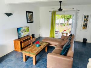 Istumisnurk majutusasutuses Les Fleurs Du Tamarin Beachfront Residences