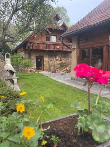 a garden with flowers in front of a house at Prázdninový dom Janka in Liptovský Mikuláš