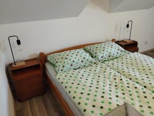 Posteľ alebo postele v izbe v ubytovaní Apartmány Svatá