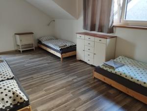 Posteľ alebo postele v izbe v ubytovaní Apartmány Svatá