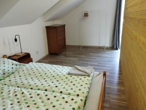 Posteľ alebo postele v izbe v ubytovaní Apartmány Svatá