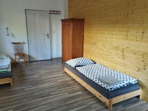 Posteľ alebo postele v izbe v ubytovaní Apartmány Svatá