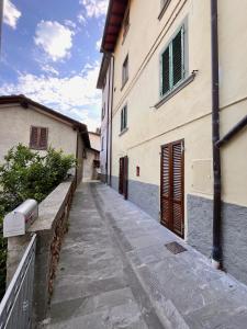 an alleyway between two buildings in a city at Appartamento BIANCA in Montignoso
