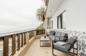 un balcón con vista al mar en Serenity Haven, en Icod de los Vinos