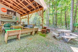 Κήπος έξω από το 7 Mi to Carters Lake Cabin with Pond and Pedal Boat!