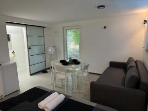 Khu vực ghế ngồi tại Green Oasis Garden