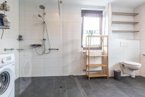 un bagno con wc e doccia di Monteurapartment I 12 Betten I Küche I Waschmaschine I Balkon I Nieder-Klingen a Nieder-Klingen Altre 45 foto
