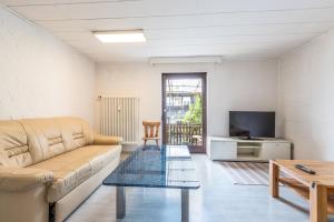 un soggiorno con un divano e un tavolo di Monteurapartment I 12 Betten I Küche I Waschmaschine I Balkon I Nieder-Klingen a Nieder-Klingen