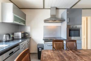 una cucina con tavolo in legno e alcuni elettrodomestici di Monteurapartment I 12 Betten I Küche I Waschmaschine I Balkon I Nieder-Klingen a Nieder-Klingen