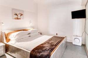 a bedroom with a large bed with a wooden headboard at Downtown Los Angeles Condo with Rooftop Pool Access in Los Angeles +19 photos