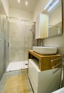 ein Badezimmer mit Waschbecken und Dusche in der Unterkunft Il Cortiletto Casa Vacanze in Pachino