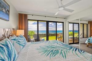 ein Schlafzimmer mit einem Bett mit Blick auf das Meer in der Unterkunft Poipu Shores 107A in Koloa + 29 Fotos
