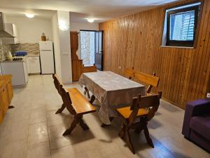 a kitchen and dining room with a table and chairs at Villa Kučan in Porat